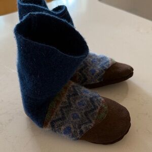 Toddler size 8 soft wool slippers leather bottom